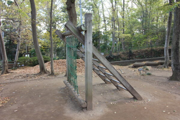 小塚山フィールドアスレチックの登る網