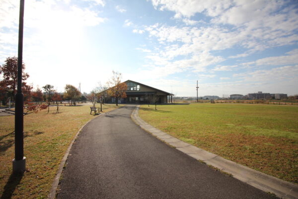 大柏川第一調節池緑地のビジターセンターと通路