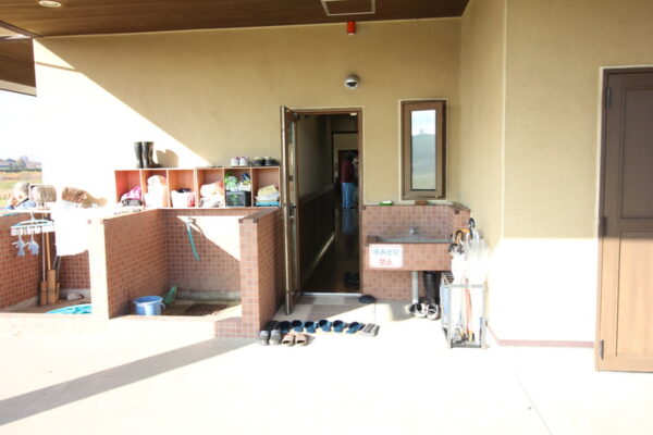 大柏川第一調節池緑地のビジターセンター内のトイレへの入り口