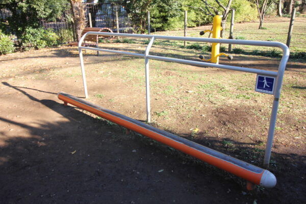 里見公園の健康器具の平均台