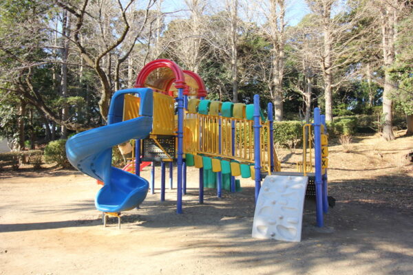 里見公園の複合遊具(滑り台)