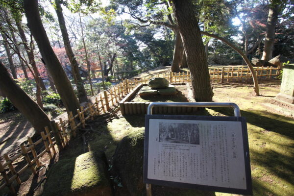 里見公園の夜泣き石