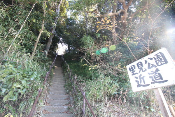 里見公園への駐車場から公園までの近道