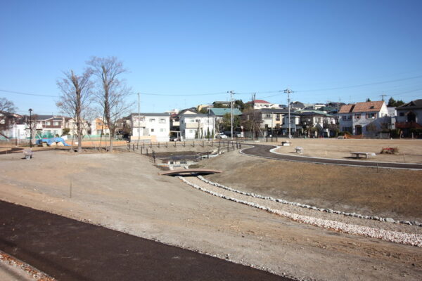 整備拡充中の小塚山公園の池