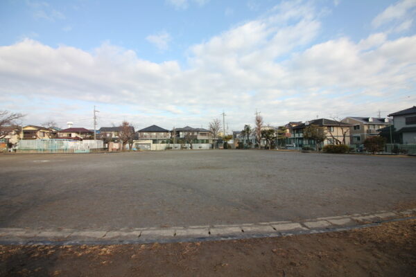 子の神中央公園の広場