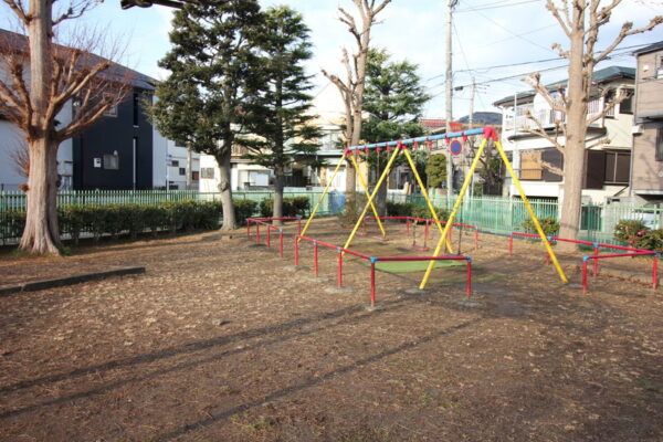 子の神中央公園のブランコ