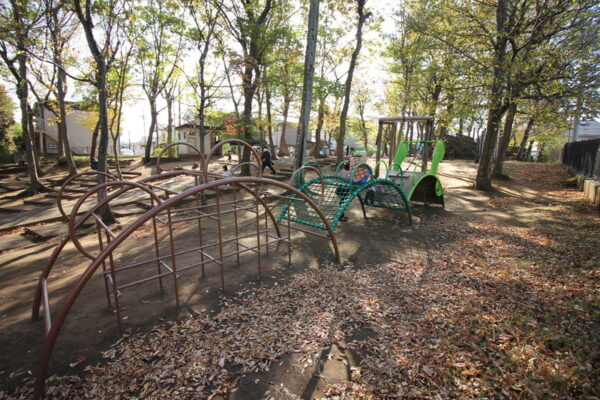 小塚山フィールドアスレチックのうねうねジャングルジム