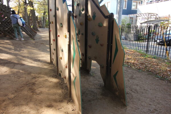 小塚山フィールドアスレチックのクライミングウォール