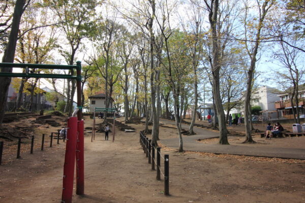 小塚山フィールドアスレチックのターザンロープ