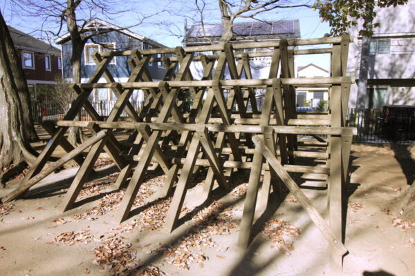 小塚山フィールドアスレチックの木製のジャングルジム