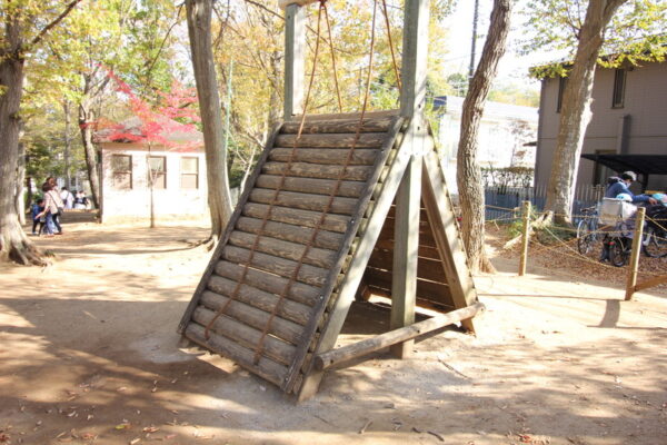 小塚山フィールドアスレチックの板登り