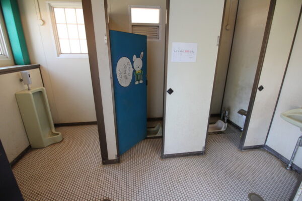 行徳駅前公園のトイレの中