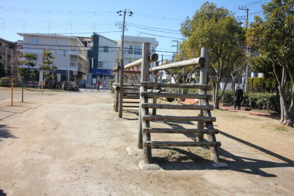 南行徳公園（えんぴつ公園）のゆらゆら遊具